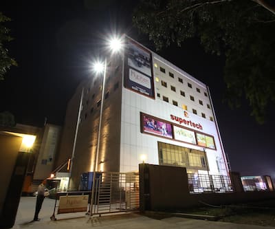 https://imgcld.yatra.com/ytimages/image/upload/t_hotel_yatra_city_desktop/v1415952495/Domestic Hotels/Hotels_Meerut/Hyphen Premier Meerut/Night_Overview.jpg